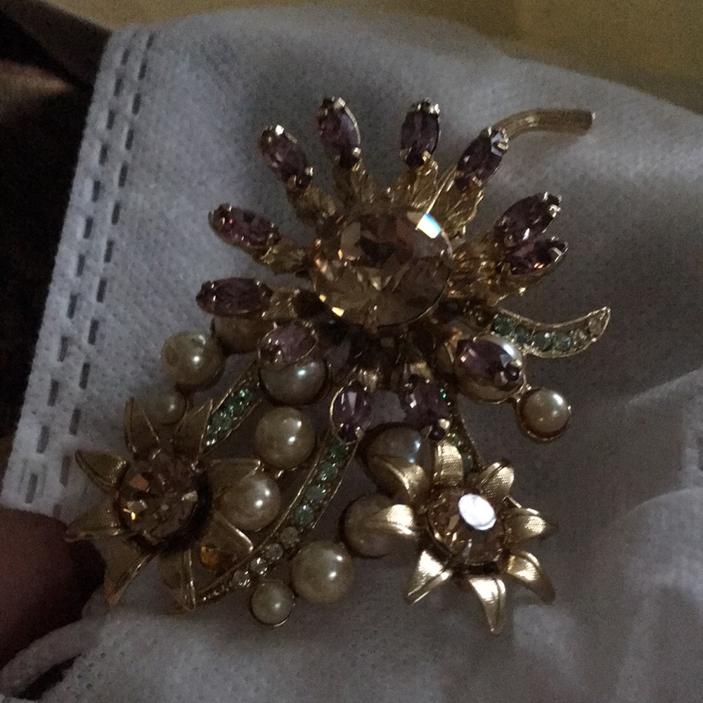 Beautiful flower brooch with colorful crystals and Perls.